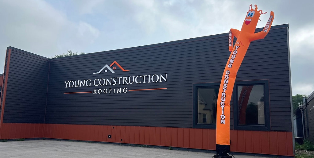 Building with inflatable advertising figure
