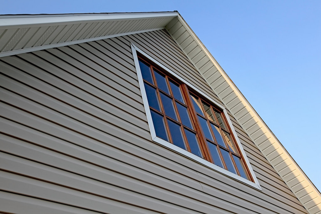 Vinyl overhanging roof eave