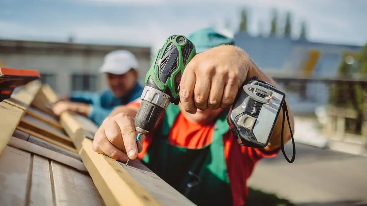 roof repair team