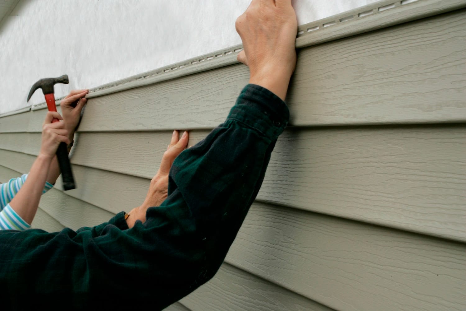 installing vinyl siding how it works