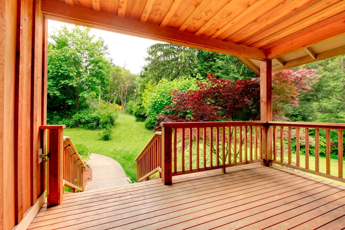 nice deck with beautiful scenery.