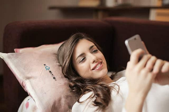 girl-texting-in-bed