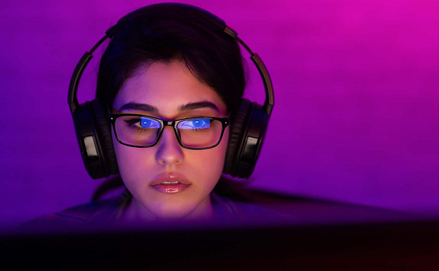 Digital marketing tools for 2023 - Woman with purple background on computer