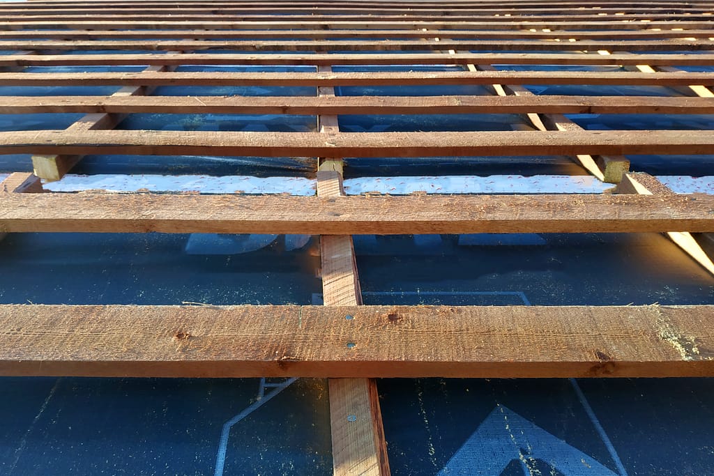 Preparation of roof roof before installation of sheets of metal tiles with insulation, waterproofing with the help of film, boards and bars 2019