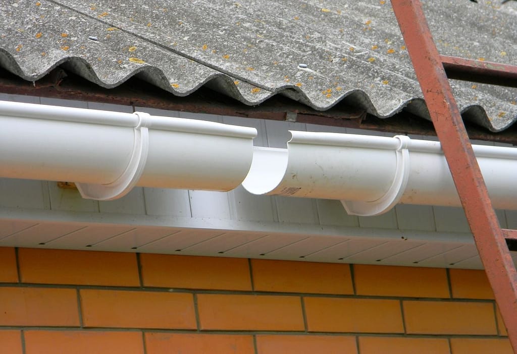 Installing plastic roof gutter pipeline