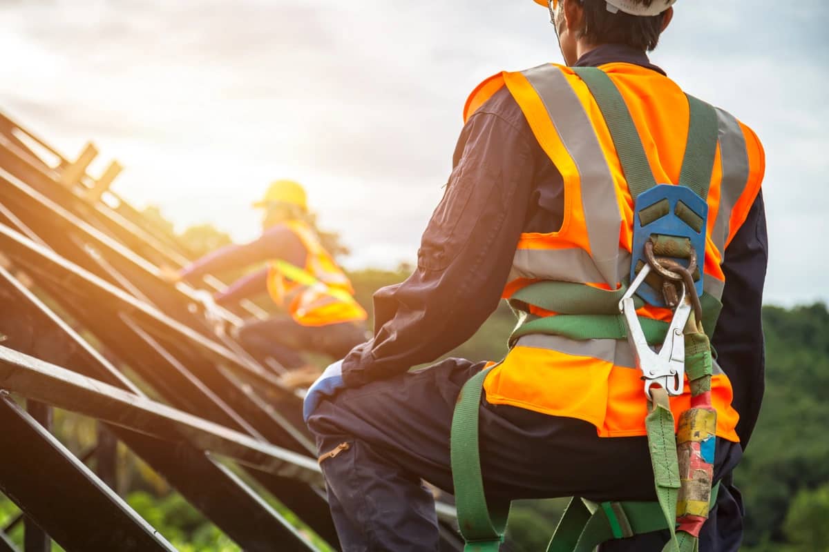roofer in a safety harness
