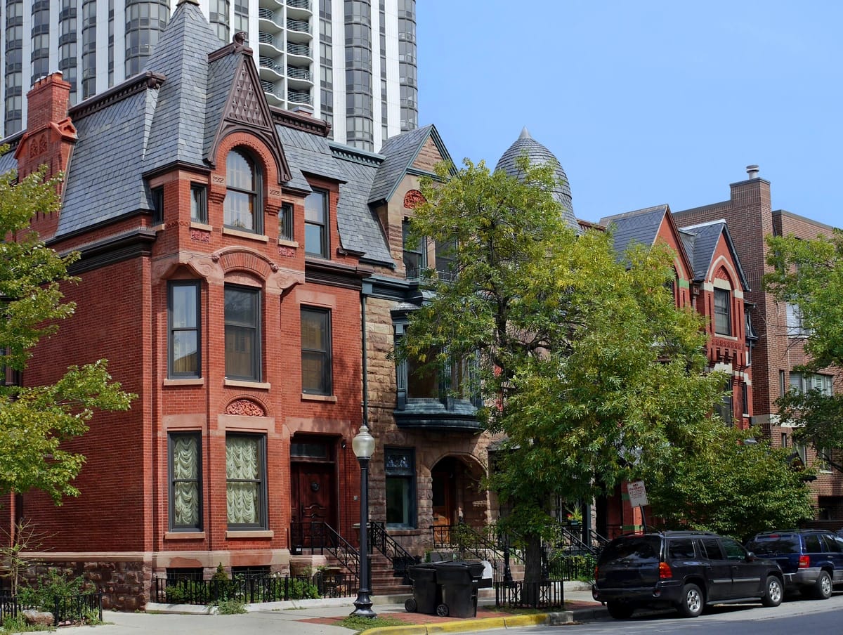 historical town house view in Chicago street