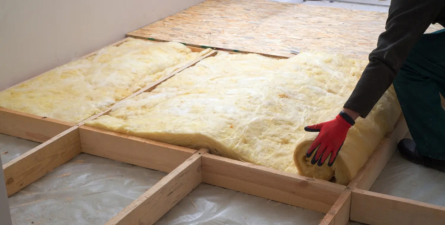 Installing roof insulation in new home