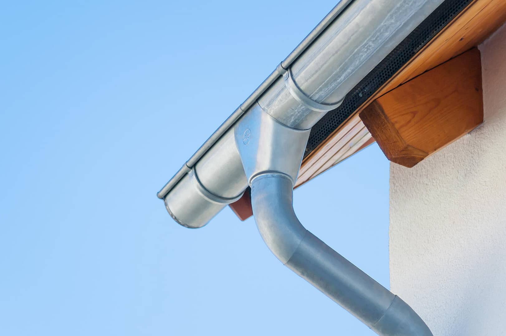 gutter colors-silver metallic gutters on white sided house