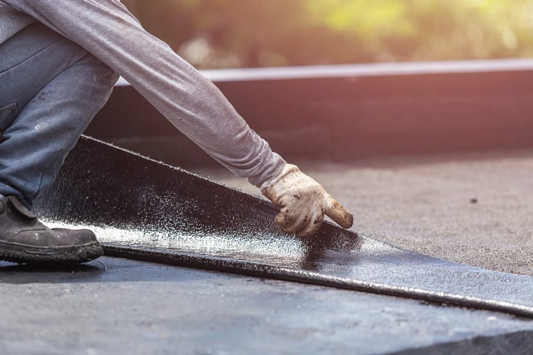laying down flat roof materials