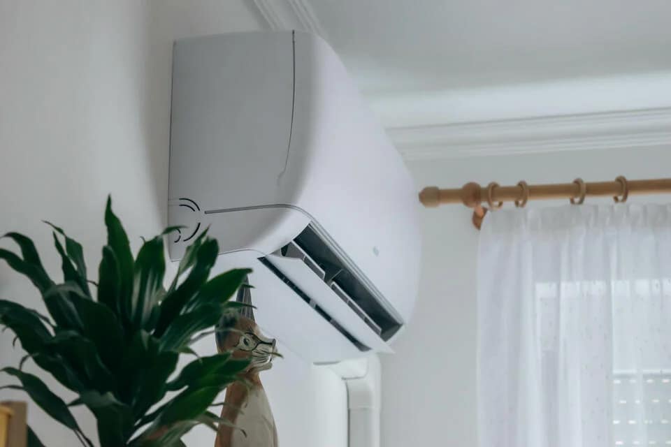 best-ductless-air-conditioner-mounted-ac-unit-in-a-living-room