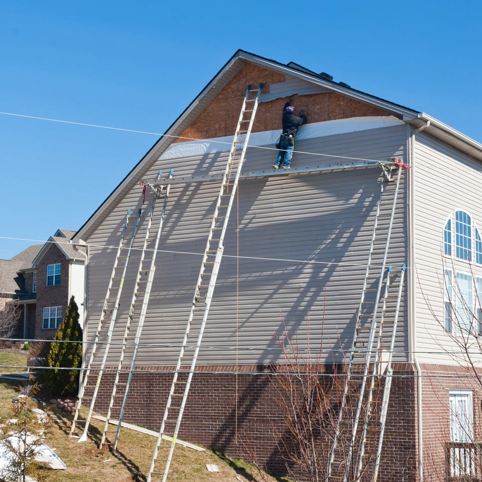 siding replacement on large house by professional team